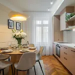 Romanian Athenaeum Flat - Refined 3br Steps From Calea Victoriei בוקרשט