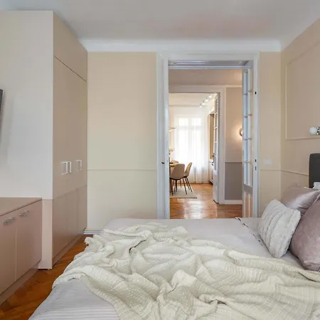 公寓 Romanian Athenaeum Flat - Refined 3br Steps From Calea Victoriei 布加勒斯特