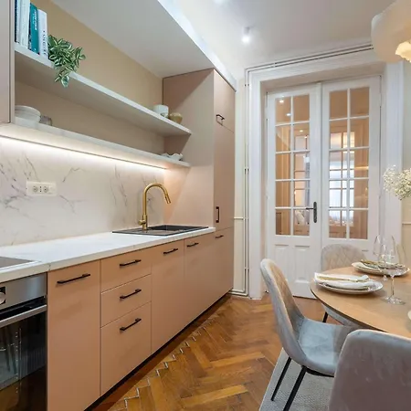 Romanian Athenaeum Flat - Refined 3br Steps From Calea Victoriei 公寓
