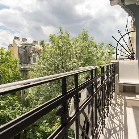 公寓 Romanian Athenaeum Flat - Refined 3br Steps From Calea Victoriei 布加勒斯特