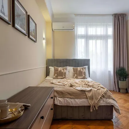 公寓 Romanian Athenaeum Flat - Refined 3br Steps From Calea Victoriei 布加勒斯特