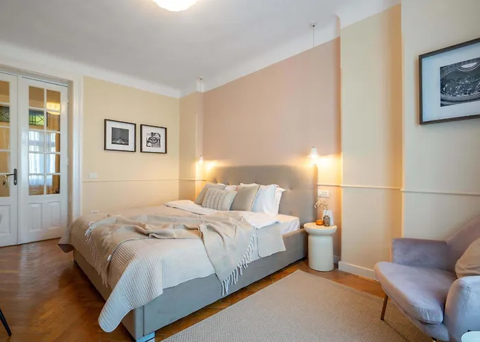 Romanian Athenaeum Flat - Refined 3br Steps From Calea Victoriei * ブカレスト