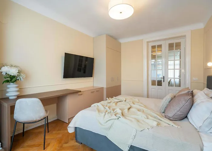 アパート Romanian Athenaeum Flat - Refined 3br Steps From Calea Victoriei ブカレスト