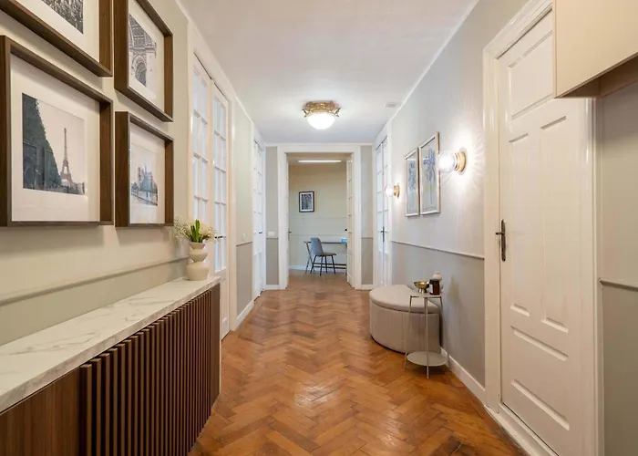 Romanian Athenaeum Flat - Refined 3br Steps From Calea Victoriei Apartman *