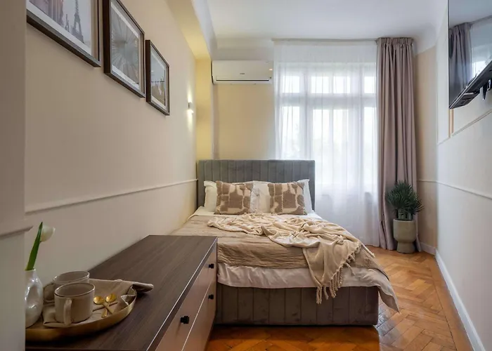 アパート Romanian Athenaeum Flat - Refined 3br Steps From Calea Victoriei ブカレスト