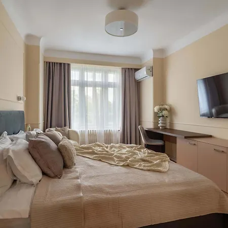 Romanian Athenaeum Flat - Refined 3br Steps From Calea Victoriei Appartement Boekarest