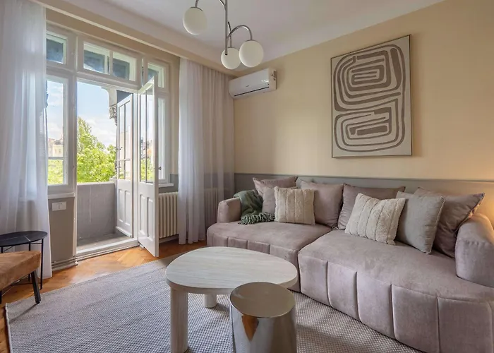 Romanian Athenaeum Flat - Refined 3br Steps From Calea Victoriei Appartement Boekarest