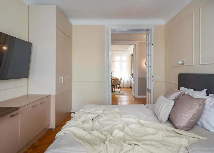 Appartement Romanian Athenaeum Flat - Refined 3br Steps From Calea Victoriei Boekarest
