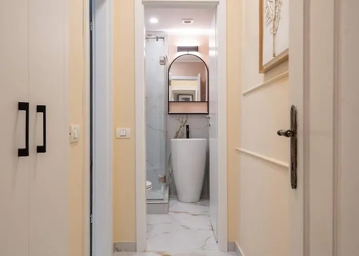 Romanian Athenaeum Flat - Refined 3br Steps From Calea Victoriei Appartement Boekarest