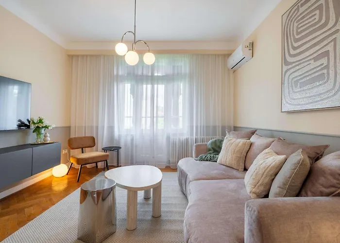 Romanian Athenaeum Flat - Refined 3br Steps From Calea Victoriei Appartement