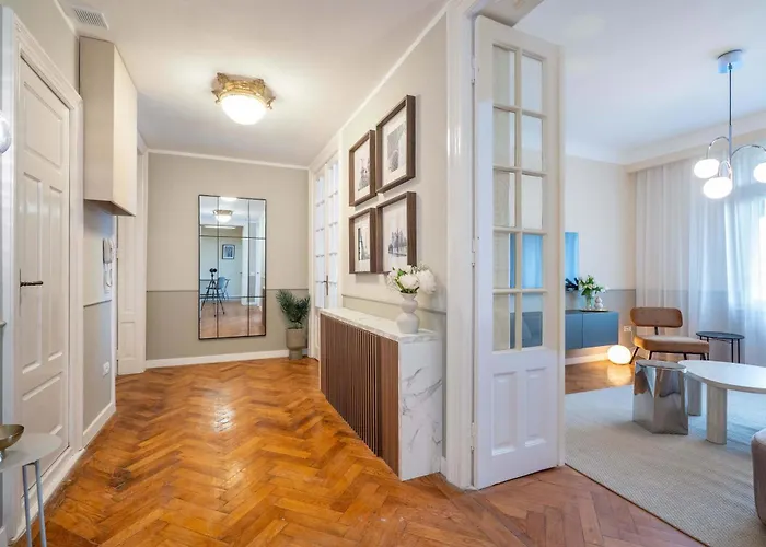 Romanian Athenaeum Flat - Refined 3br Steps From Calea Victoriei Appartement *