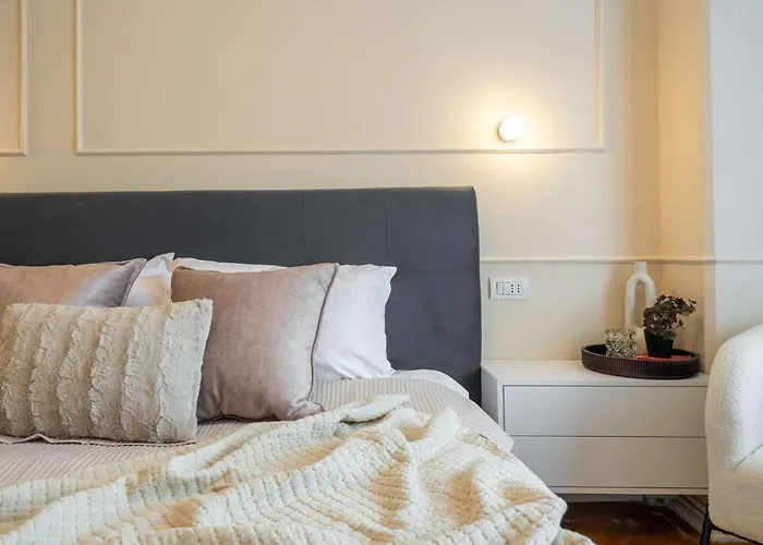 Romanian Athenaeum Flat - Refined 3br Steps From Calea Victoriei Appartement Boekarest